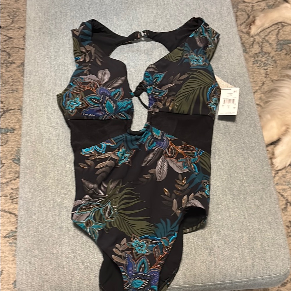 AMORESSA BY MIRACLESUIT
Allanna Blixen One-Piece Swimsuit